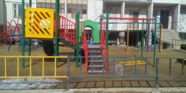 83-летняя бабушка отремонтировала детскую площадку