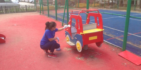 В День молодежи провели ремонт детской площадки