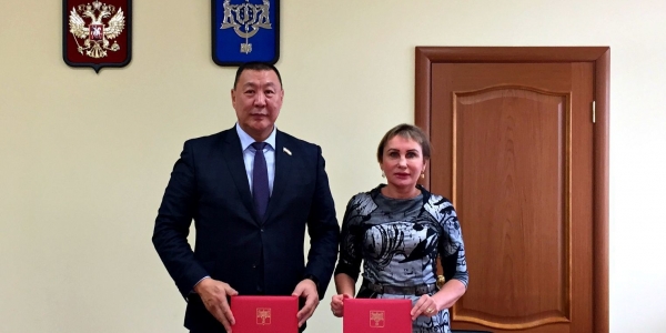 Якутская городская Дума подписала соглашение  о сотрудничестве с Южно-Сахалинской городской Думой