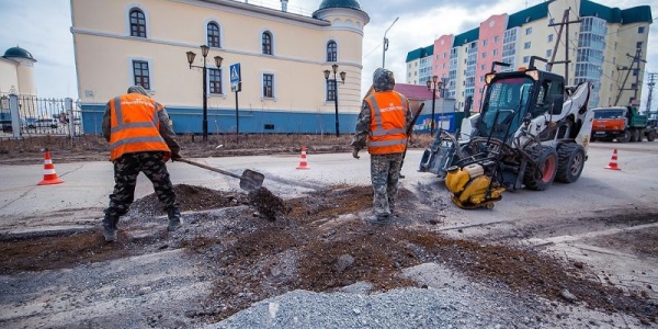 Продолжение уборок улиц и ямочный ремонт дорог в Якутске