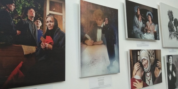 300 жителей Якутска сплотил фотопроект «Мама в книге». Выставка открылась в SMART Библиотеке 