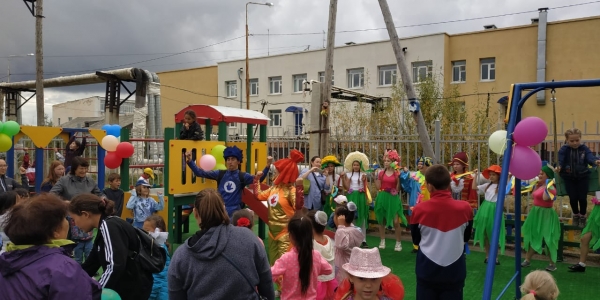 В Мархе открыли детскую площадку