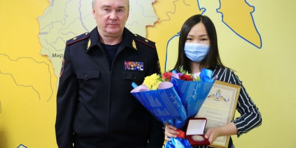МВД Якутии наградила жительницу Якутска за чуткость и доброту 