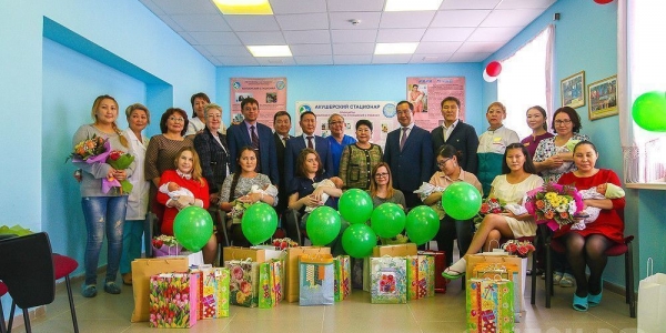 В Якутске состоялась торжественная выписка новорожденных, появившихся на свет в День города 