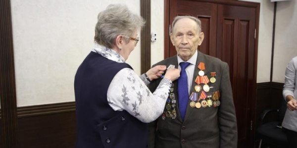 Ветеранам вручили медали