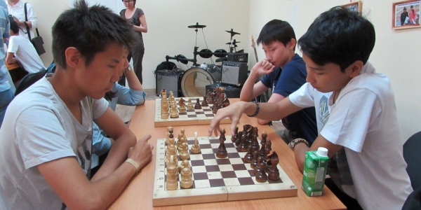 Завершился первый шашечно-шахматный турнир «Стремись к высотам» от «Города добра»