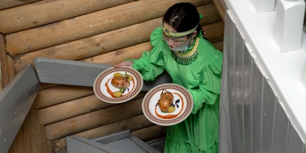 Жюри фестиваля "Вкус Якутии" угостили перепелами под брусничным соусом 