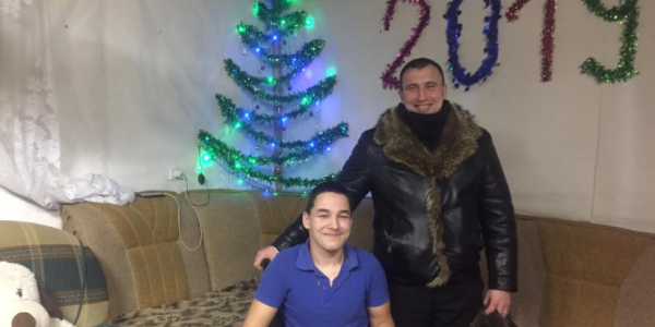 Члены Молодежной палаты Якутска подарили ребенку с ДЦП инвалидную коляску