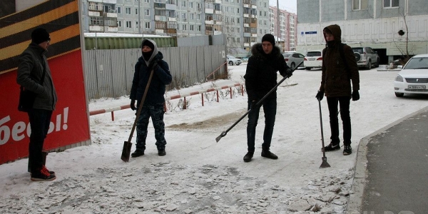 Участники акции «Личный пример» очистили от снега и наледи дворовые территории социально значимых объектов