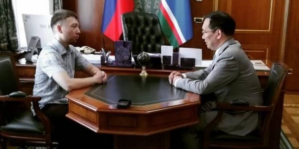 Айсен Николаев встретился  с преподавателем, позвонившим Путину