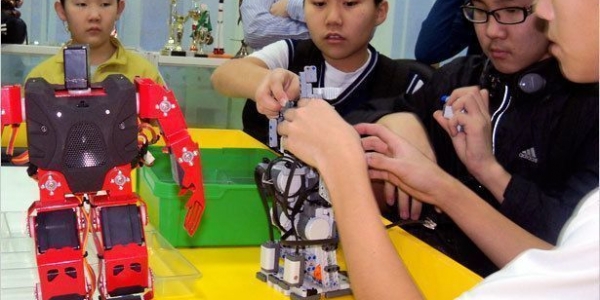 Школьники собирают роботов
