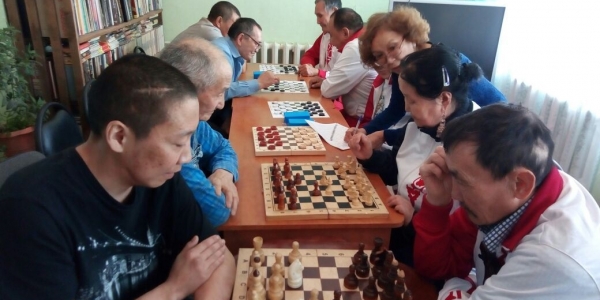 В Якутске прошел шашечно-шахматный турнир среди пожилых