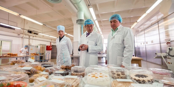 Айсен Николаев посетил Якутский хлебокомбинат