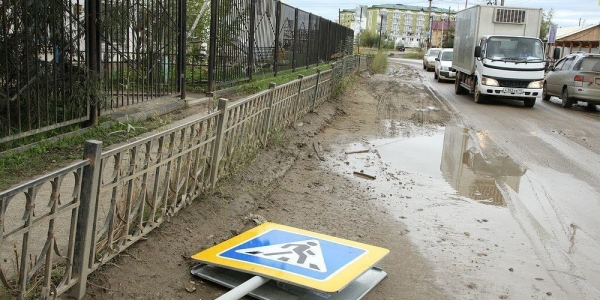 В Якутске проверили элементы улично-дорожной сети возле общеобразовательных учреждений