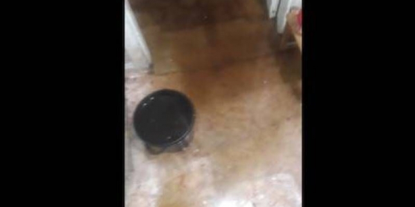 В Якутске прорвало канализационный колодец и затопило квартиры в 17 квартале 