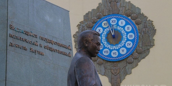 Общественность возложила цветы к памятнику И. Н. Барахову