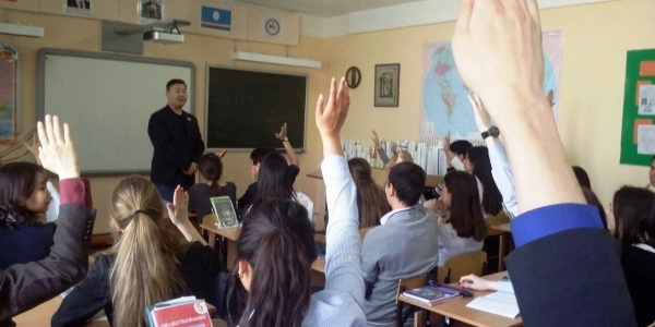 Депутаты Гордумы провели уроки в школах