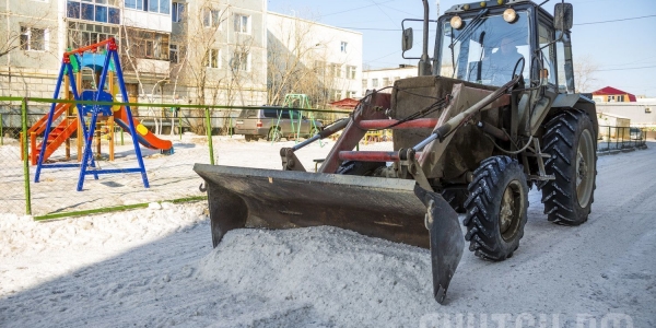 Улицы Якутска очищают от снега и наледи
