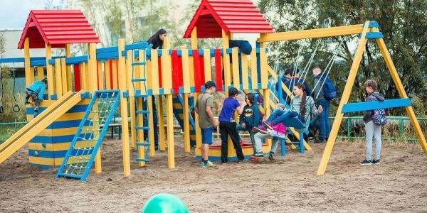 Жители Гагаринского округа построили детскую площадку, сэкономив средства на ЖКХ