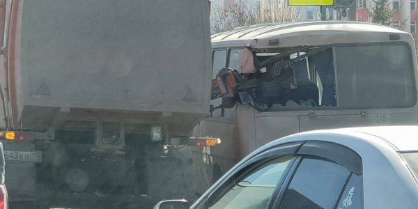 Подъемный кран мусоровоза пробил окно автобуса