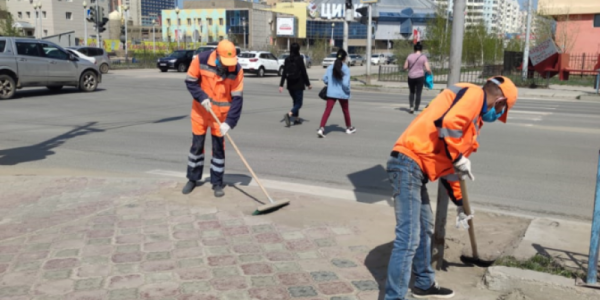 В Якутске проводится плановая уборка пыли и ямочный ремонт улиц 