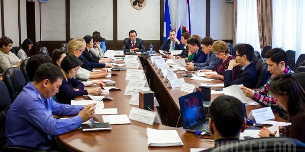 Айсен Николаев провел заседание Межведомственной комиссии по обеспечению законности в сфере предпринимательства 