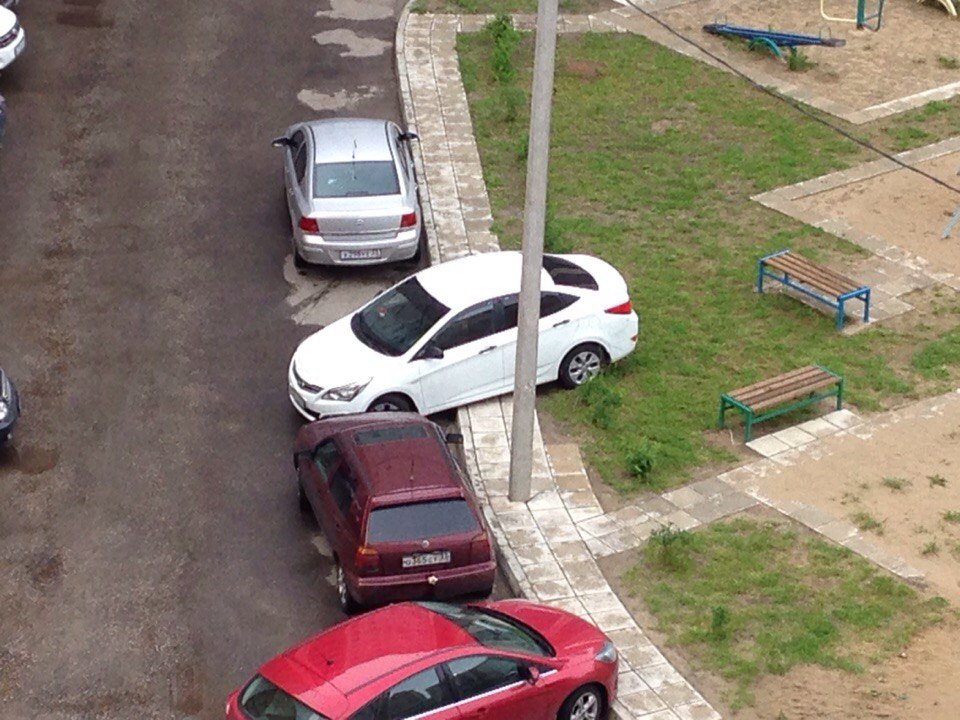 Депутат Ил Тумэна предлагает штрафовать автовладельцев, оставляющих машины вне парковок