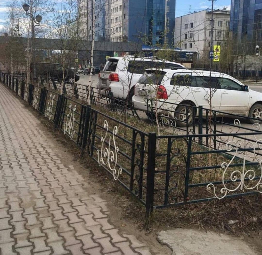 В Якутске демонтируют пешеходные ограждения
