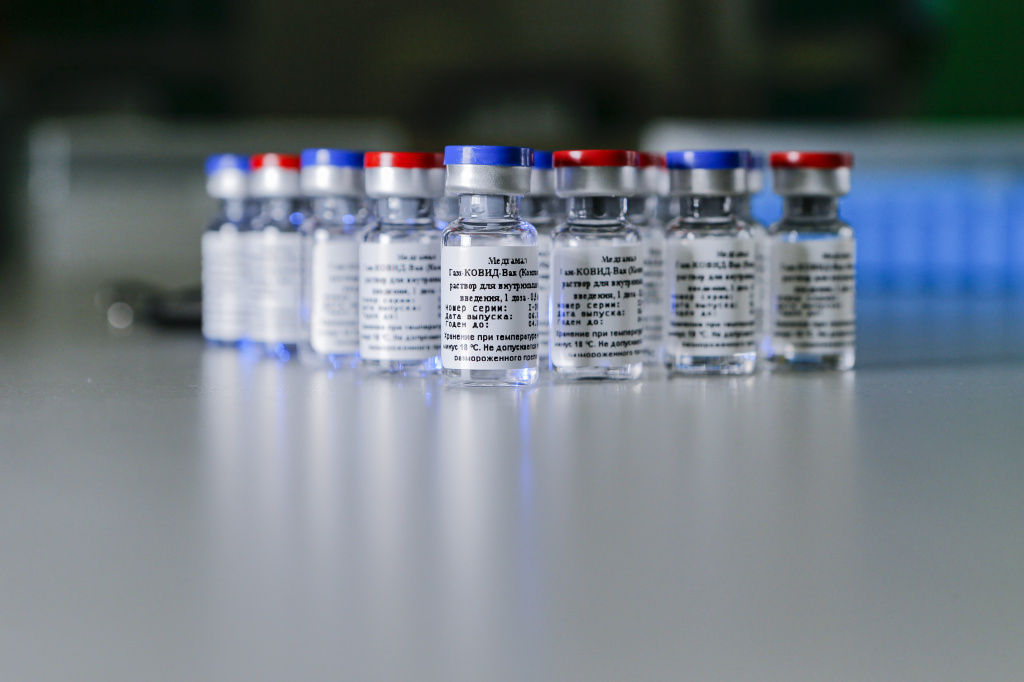 Врачи советуют получить вакцину против ковида даже при наличии антител