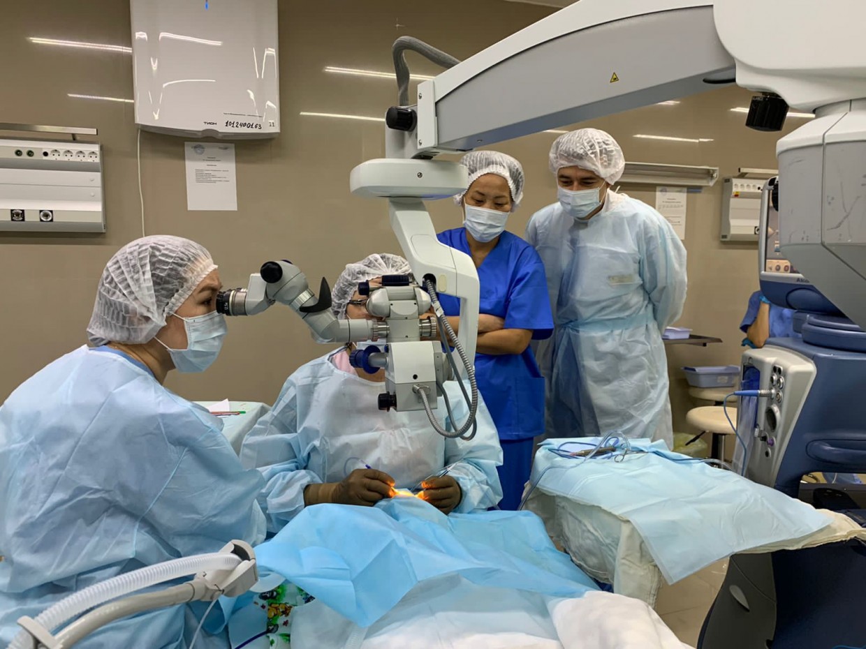Впервые провели операции по замене хрусталика глаза малолетним детям в Якутии