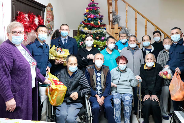 Сотрудники учреждений УФСИН поздравили с новым годом пожилых людей и ребят из многодетной семьи