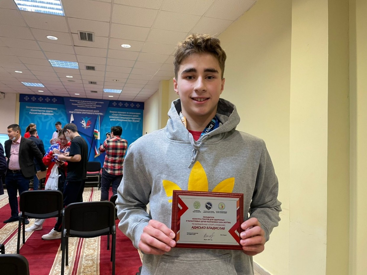 Школьникам Якутии, добившимся наилучших результатов в сфере спорта, вручили гранты в Якутске