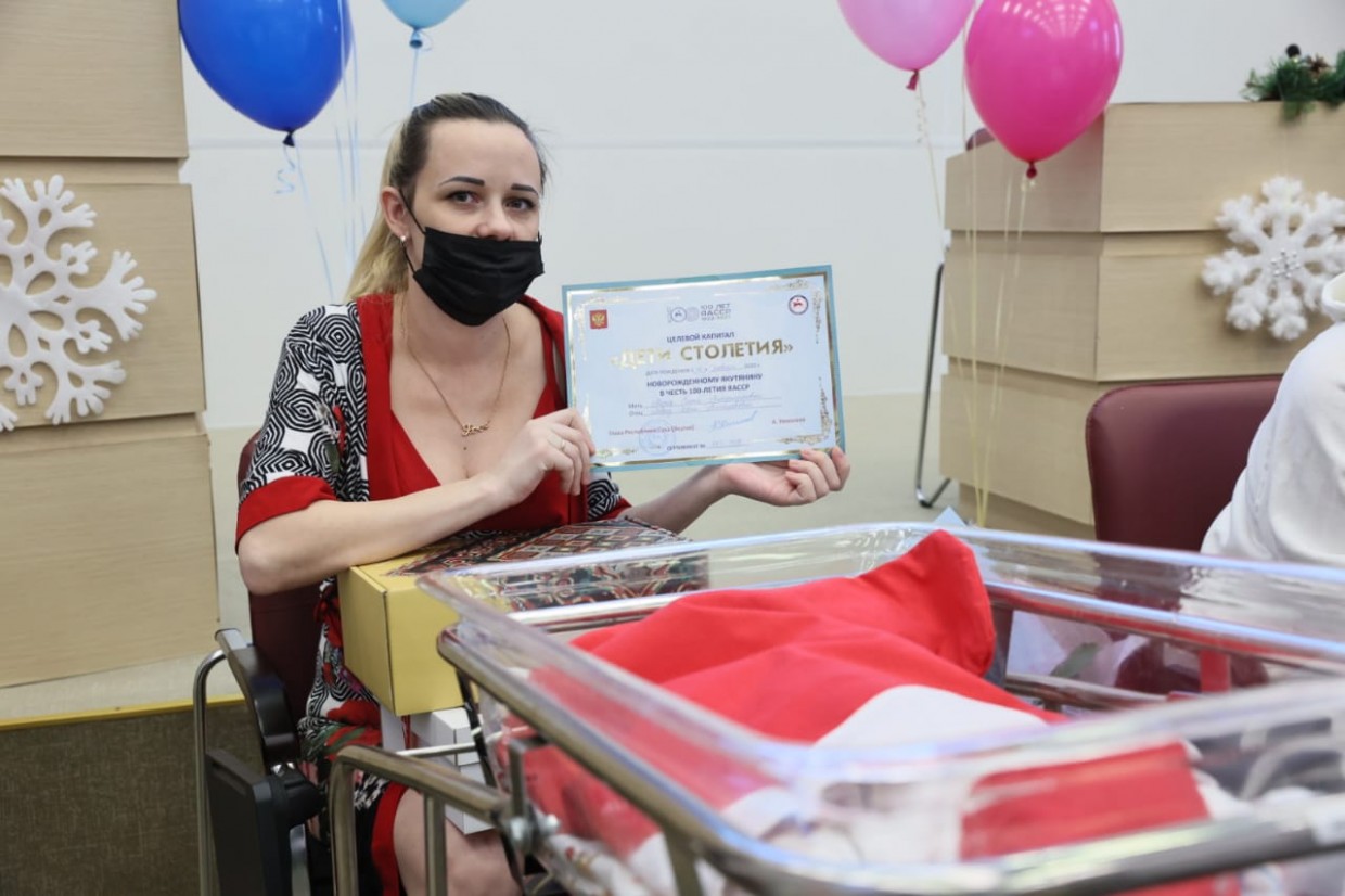 Дети, рождённые в первые сутки нового года в Якутии, получили сертификаты на целевой капитал