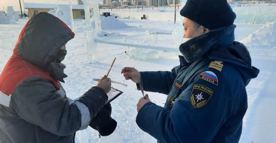 Инспекторы ГИМС проверили безопасность "Ледового городка"