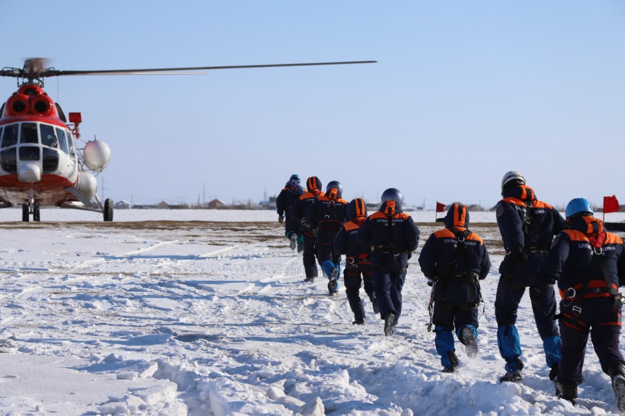 Спасатели провели учебно-тренировочные спуски с вертолета в районе Якутска