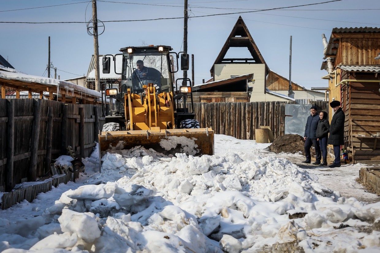 Волонтеры вывезли снег с придворовой территории многодетной матери в Якутске