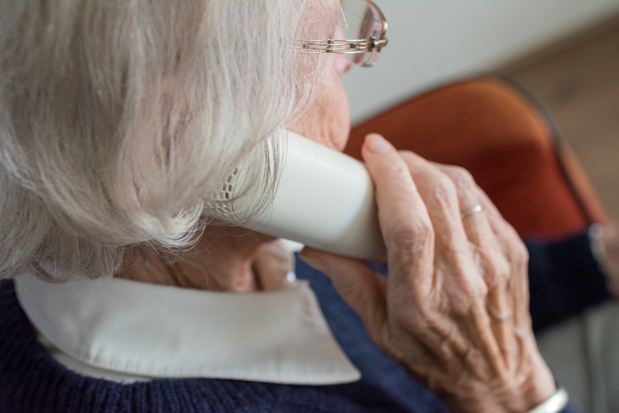 70-летняя бабушка продиктовала смс-коды незнакомке и потеряла свои сбережения