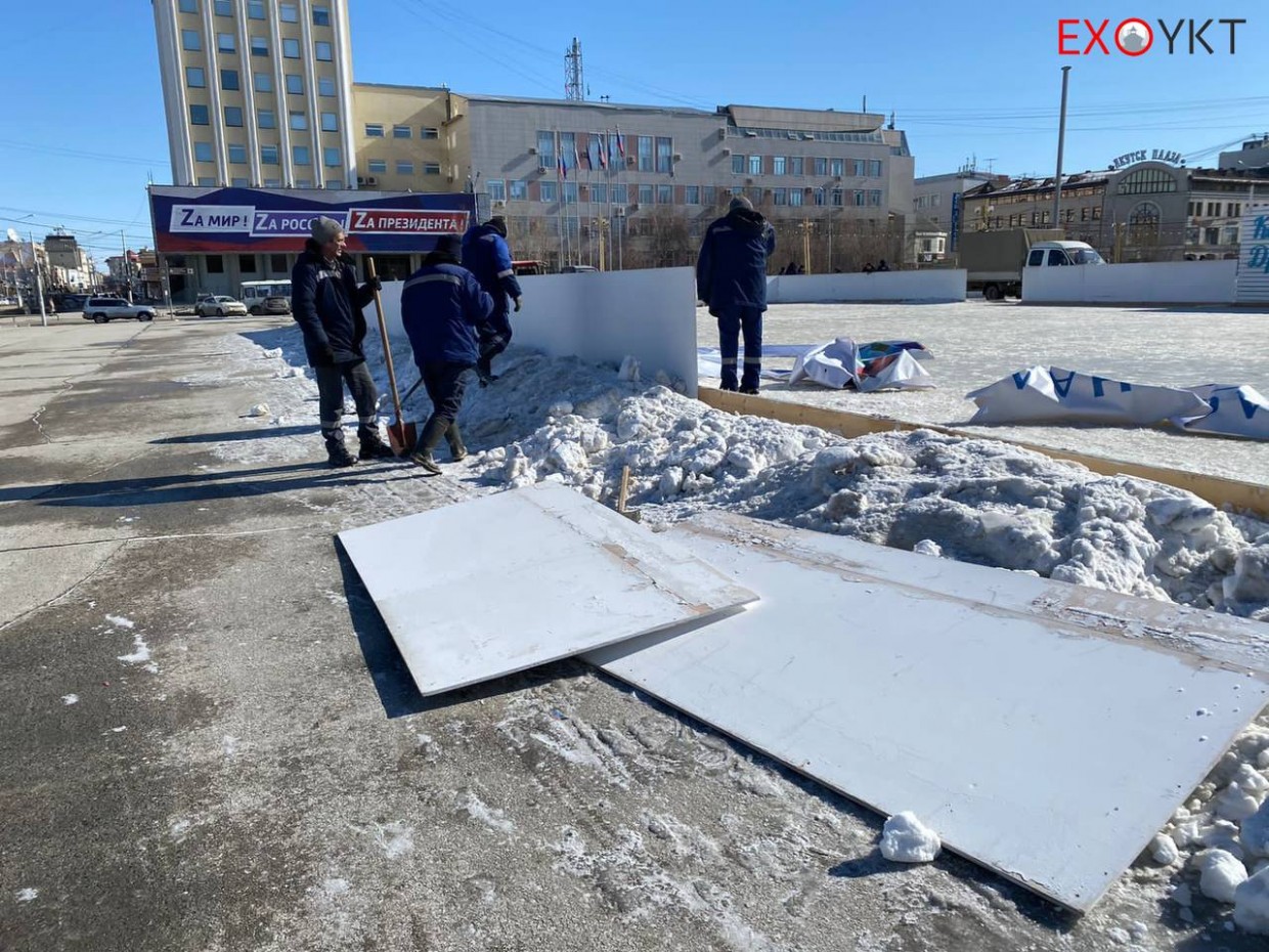Каток «Дружба» завершает работу на площади Ленина города Якутска