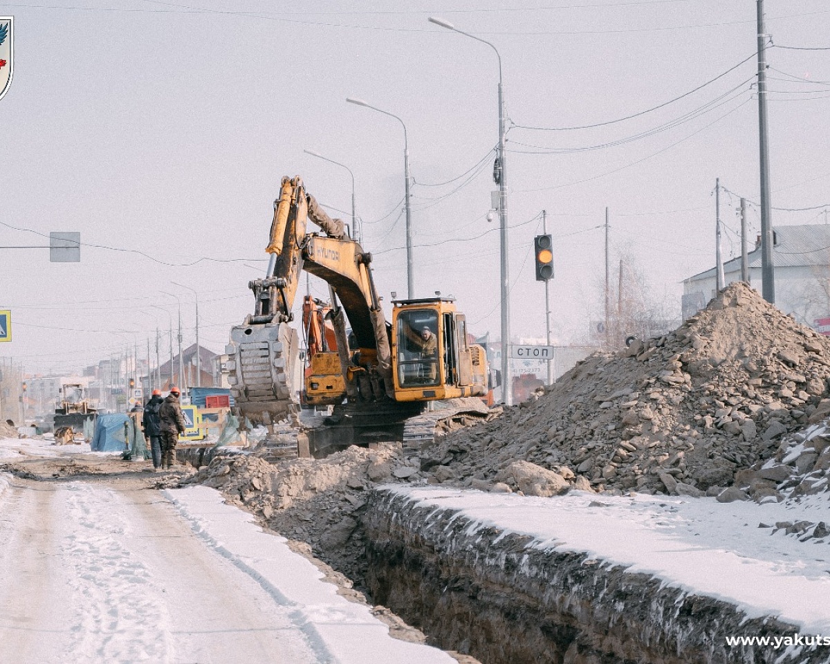 Мэр Якутска проверил ход строительства канализационного коллектора по улице Чернышевского