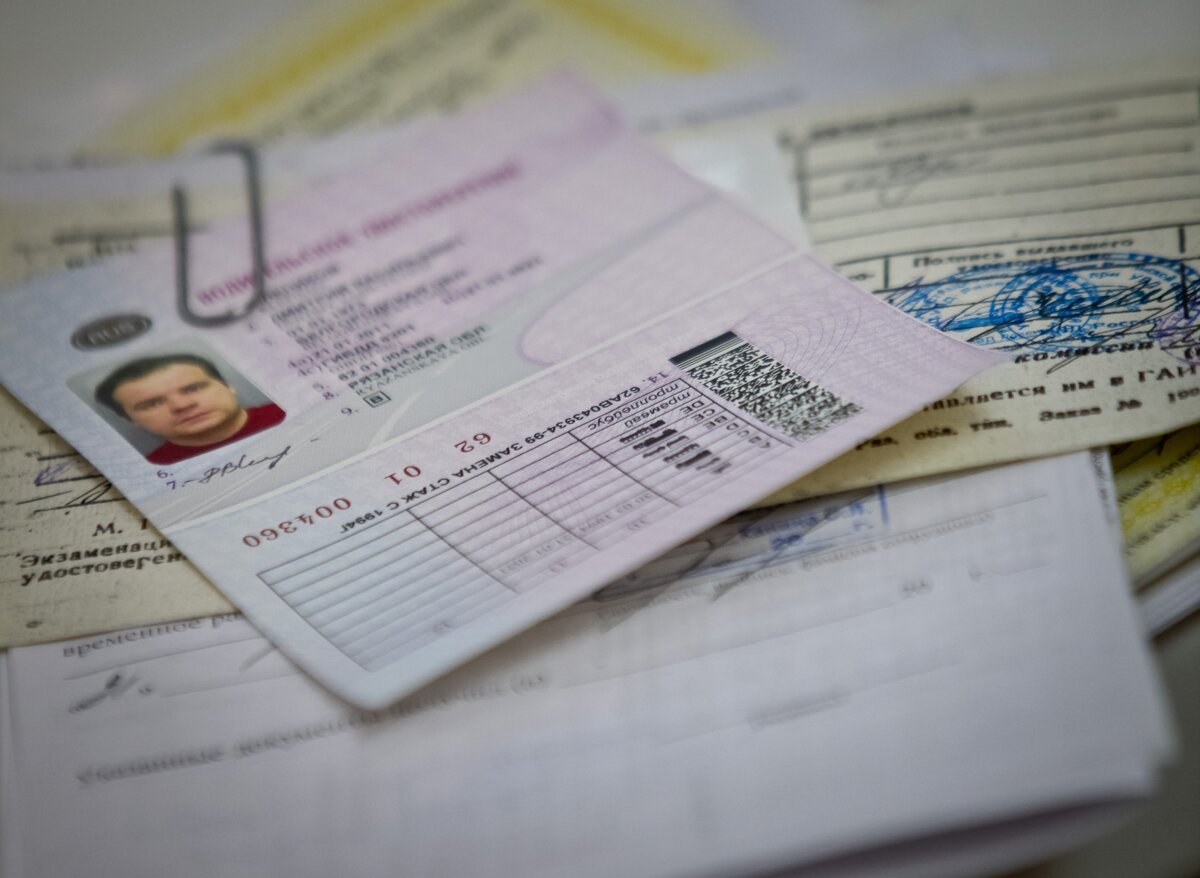 Сроки действия водительских прав в России продлили на три года