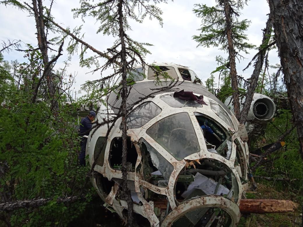 Самолёт АН-30М совершил жесткую посадку в Оленекском улусе Якутии