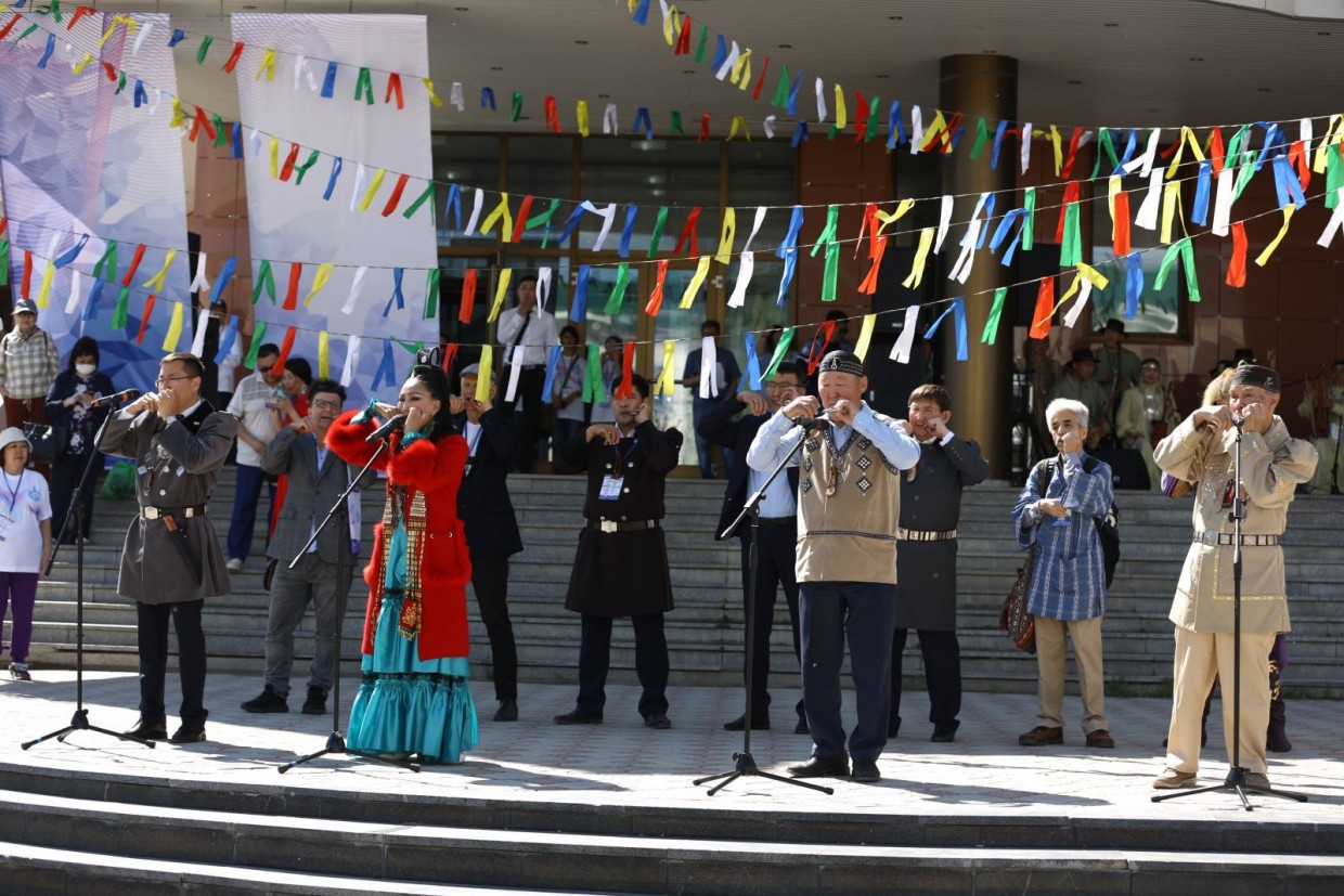 Флэшмоб игры на хомусе объединил более тысячи якутян со всей республики