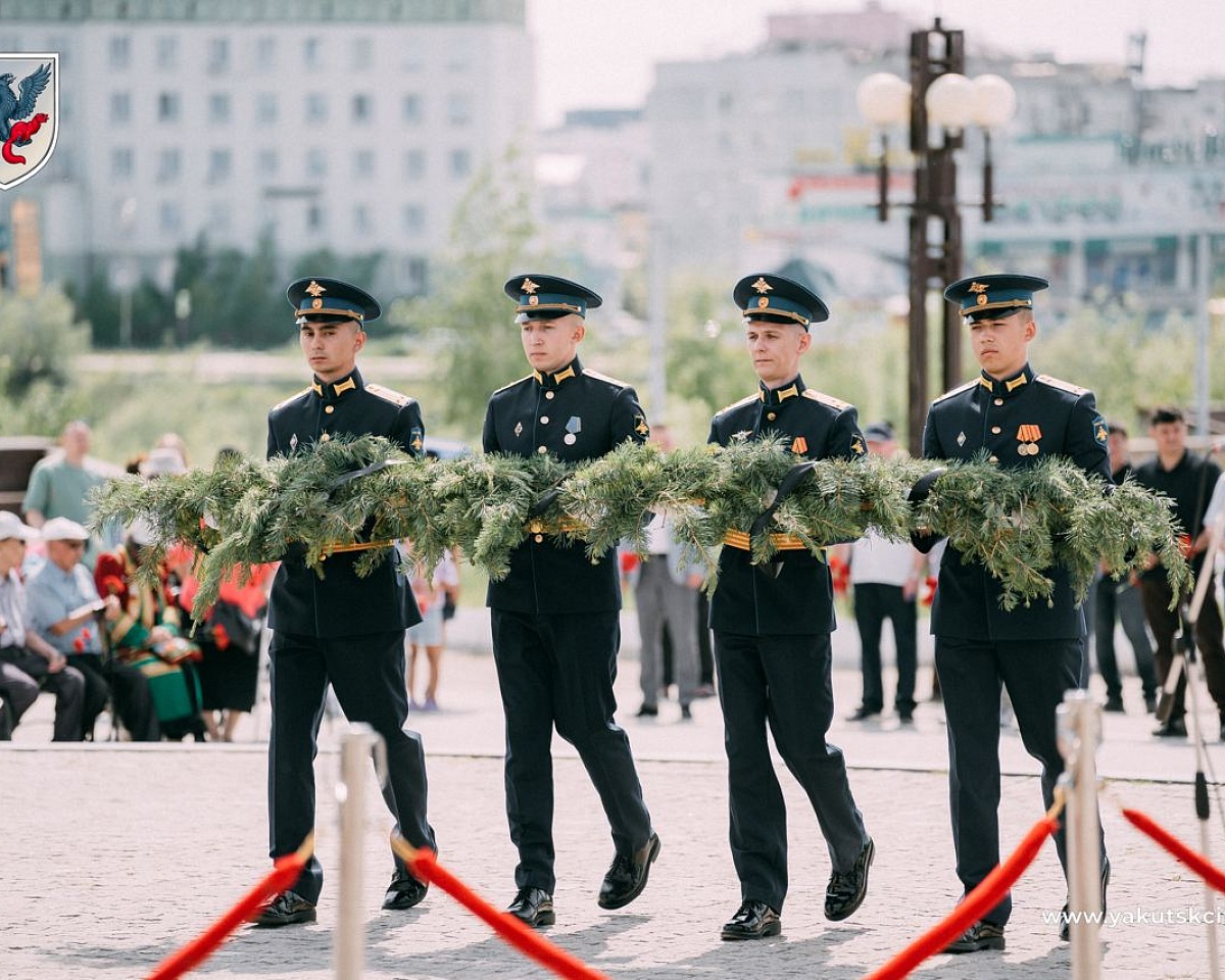 В Якутске возложили цветы к монументу «Воинам-победителям»