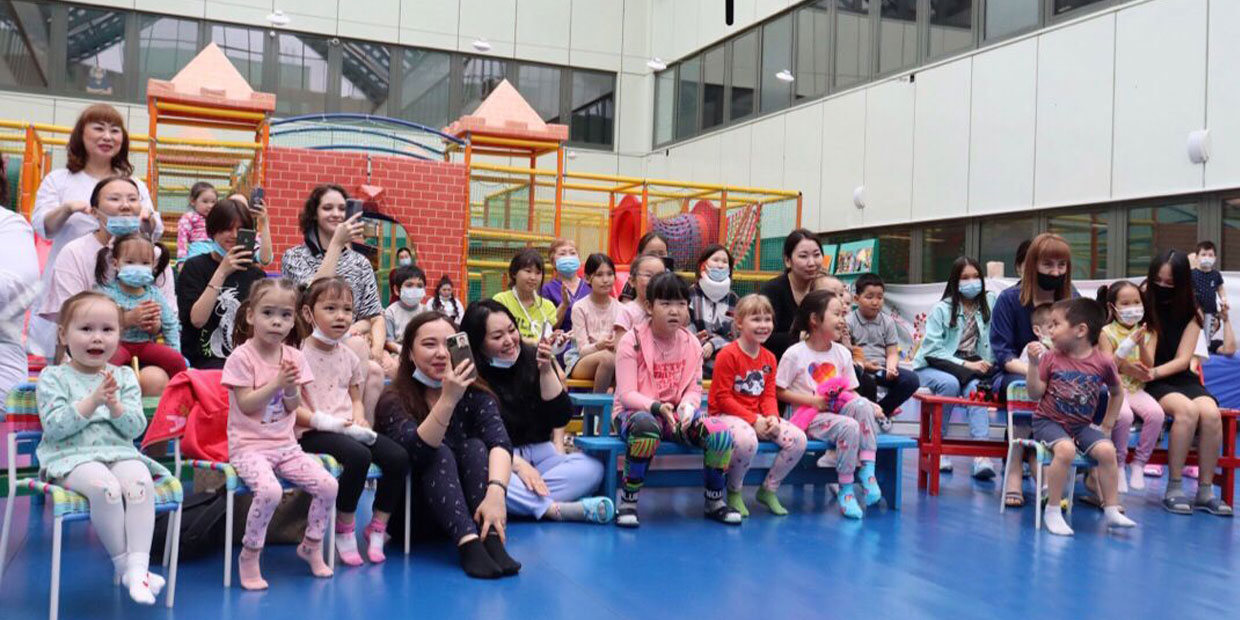 Государственный цирк Якутии поздравил маленьких пациентов республиканского Медцентра