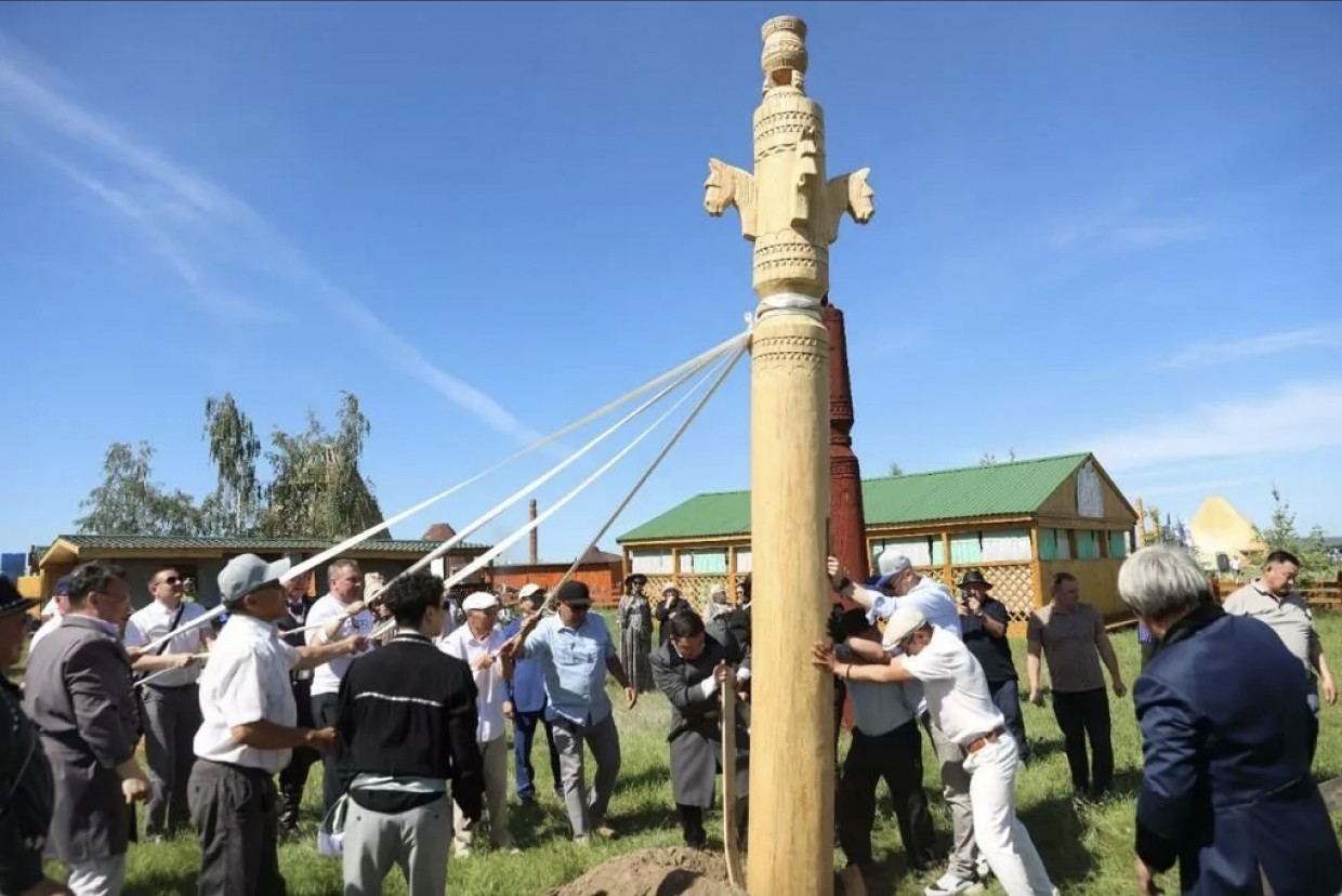 В честь 200-летия Якутской городской Думы на Ысыахе установили сэргэ