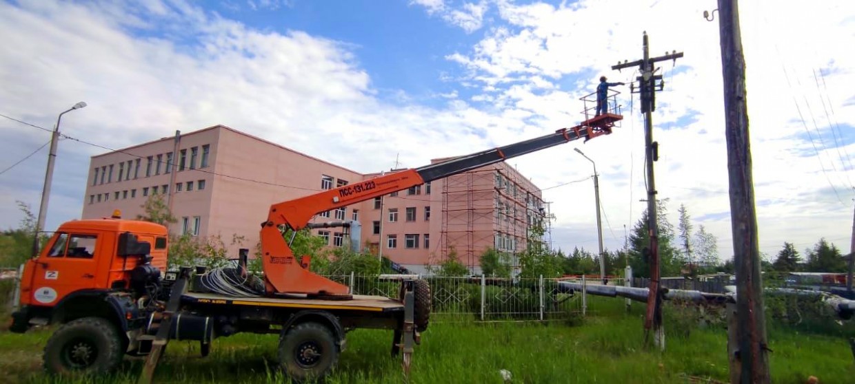 Энергетики ведут капитальный ремонт линий в микрорайоне Марха г. Якутска