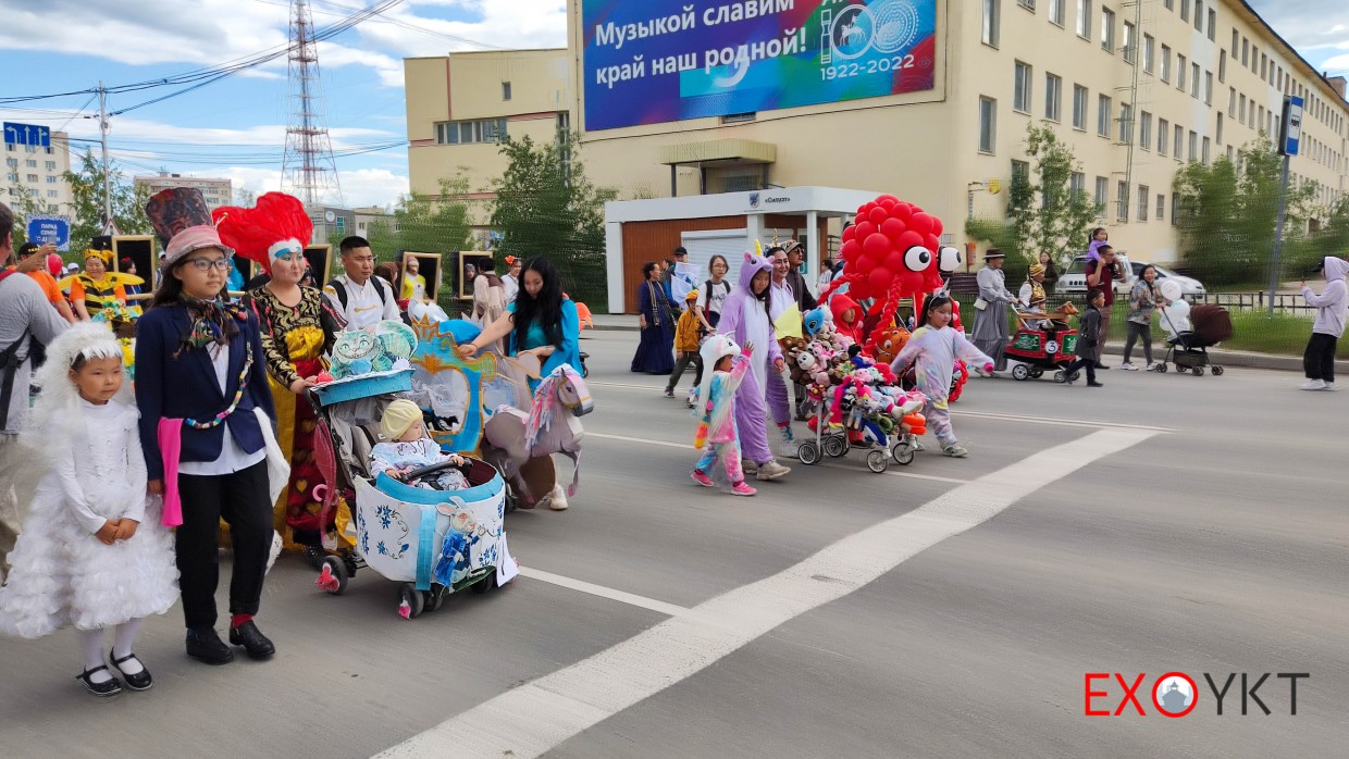 В Якутске впервые прошло парадное шествие к Дню семьи, любви и верности