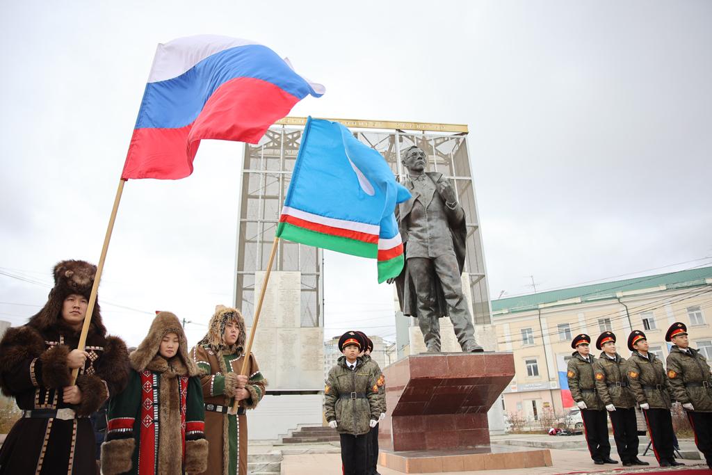 Возложение цветов к памятникам государственных деятелей состоялось в Якутске