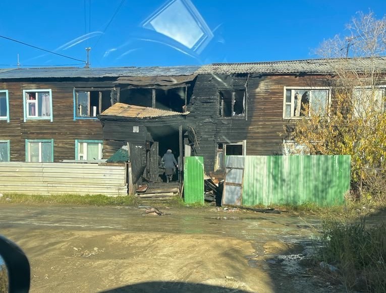 Свыше 60 огнеборцев тушили пожар в жилом доме Якутска