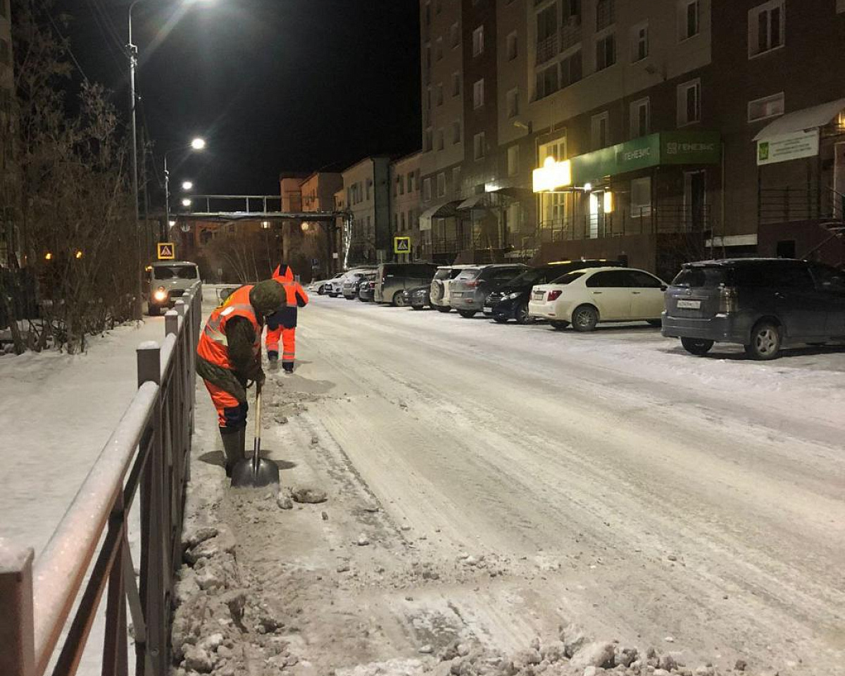 Более 2 тысяч кубометров снега вывезли с улиц Якутска